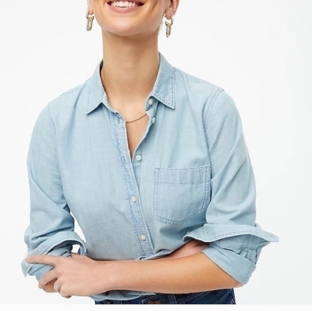 J. CREW Chambray shirt in signature fit Size M J4720 Lightwashed Sunfaded